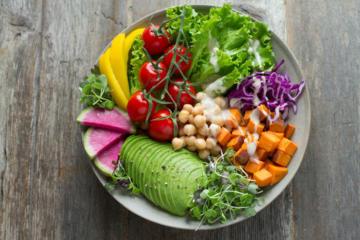 Bowl colorido de folhas, legumes e vegetais frescos